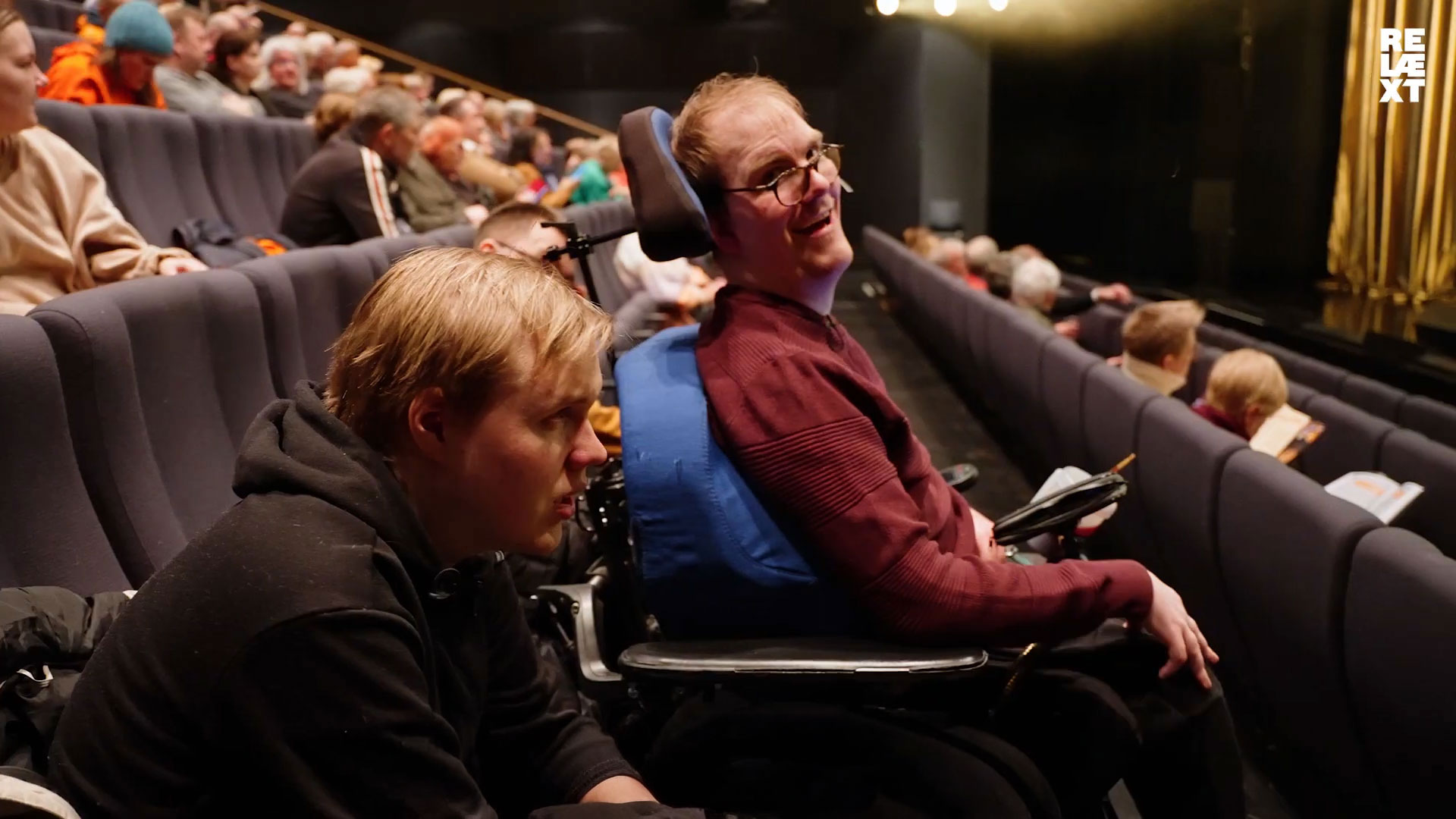 Rel&aelig;xt - bruker p&aring; forestilling smiler mot kamera