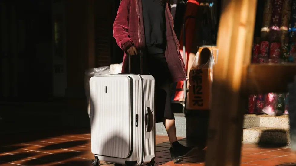 Person med trillekoffert