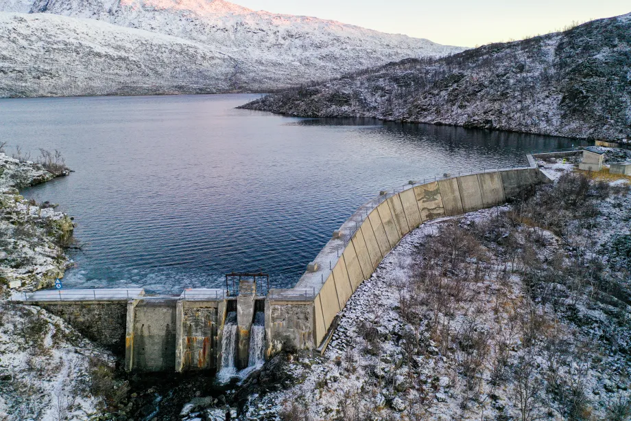 Viser dammen på Damvatnet i Simavika på Ringvassøya.