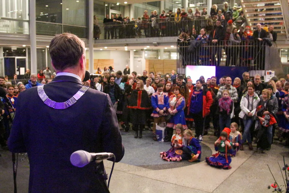 Ordfører Gunnar Wilhelmsen står på scenen inne på Tromsø rådhus og taler til koftekledde samer i anledning samenes nasjonaldag 6. februar 2020.