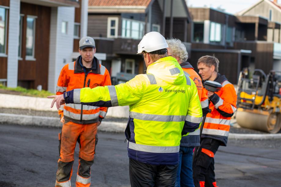 Arbeidere legger asfalt i Røstbakken.