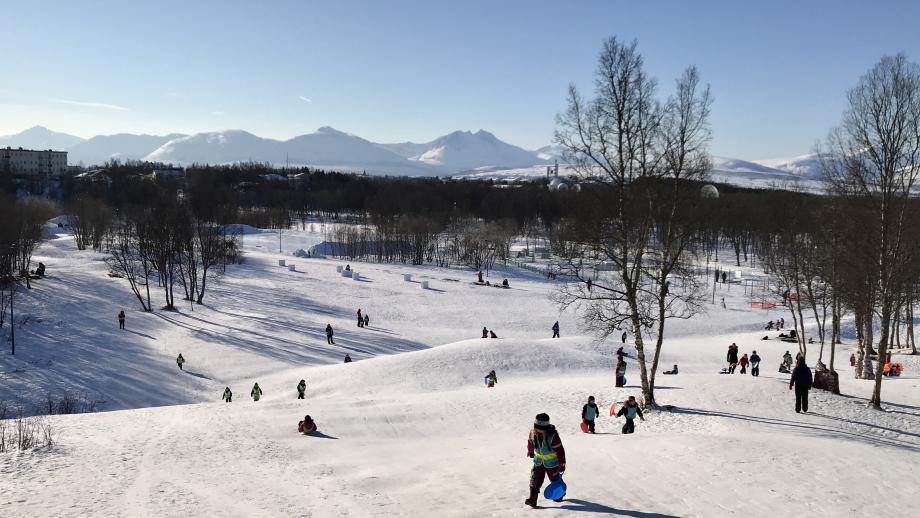 Barn i vinteraktivitet på Charlottenlund aktivitets- og friluftspark i Tromsø