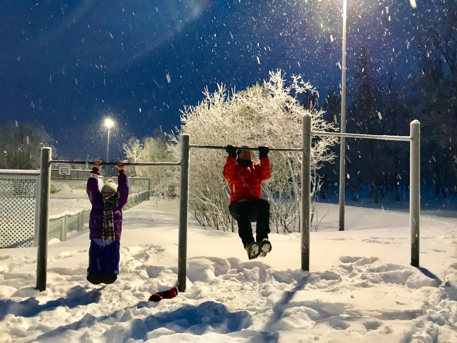 Mann og jente henger i styrketreningsapperat på Charlottenlund aktivitets- og friluftspark