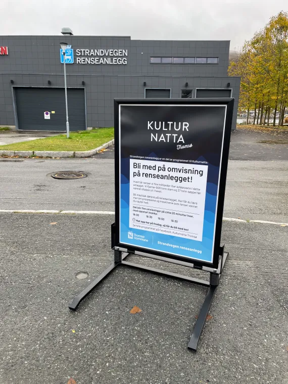 Gatebukk foran renseanlegget med plakat som informerer om omvisning under Kulturnatta.