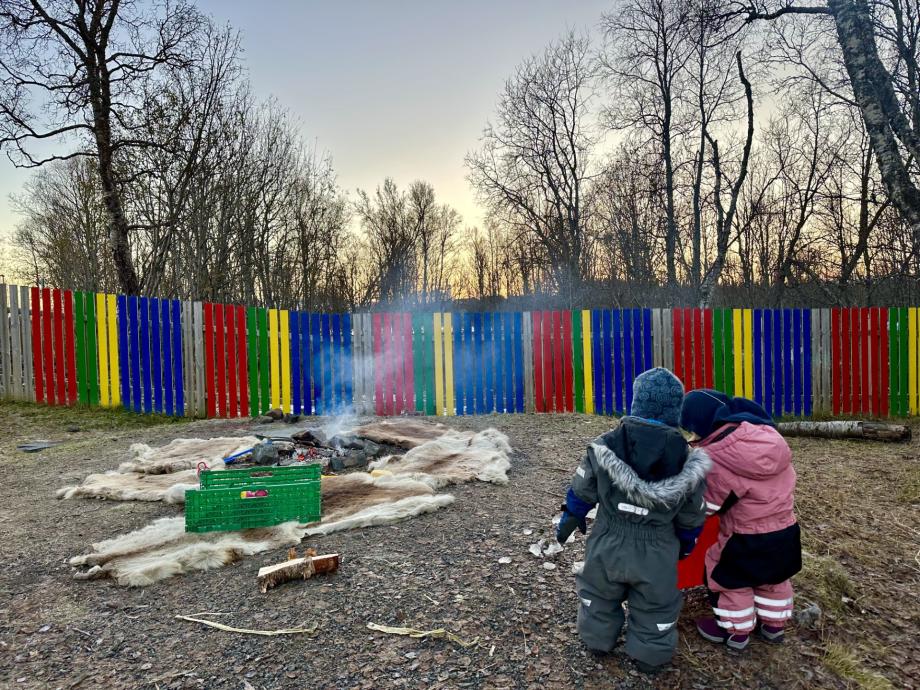 To barn leker i uteområdet i Guovssahas mánáidgárdi samiske barnehage 