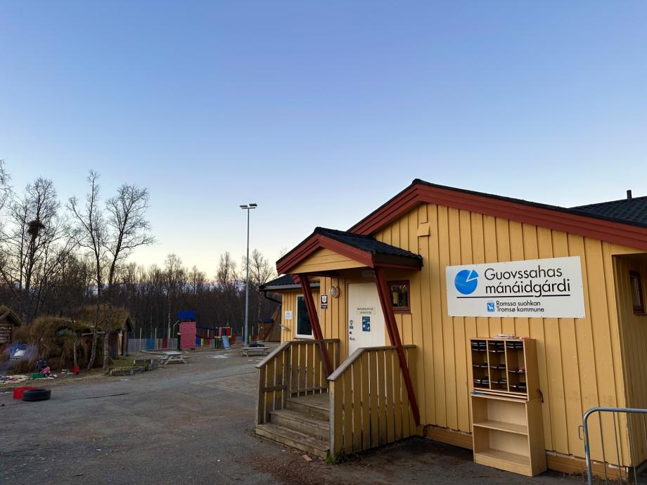 Viser uteområdet samiske barnehage ved Prestvannet, Guovssahas mánáidgárdi