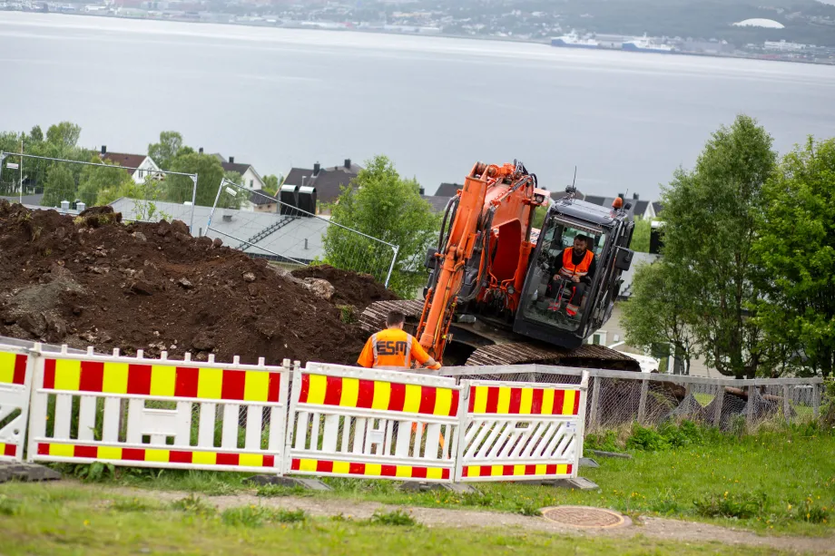 Gravemaskin graver grøft i skolegård på Skjelnan skole