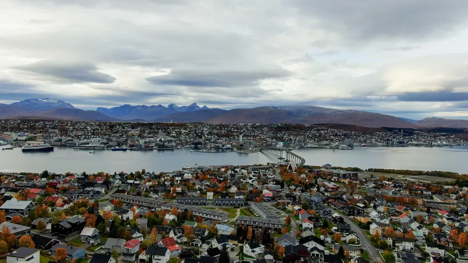 Viser Tromsdalen og Tromsøya sett fra Fjellheisen