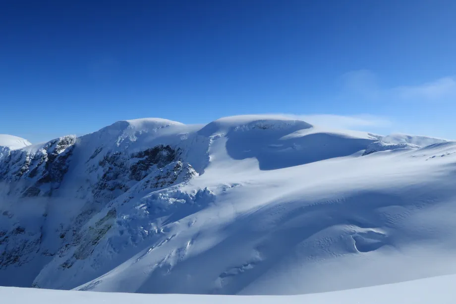 Fjellet Jiehkkevarri dekket i snø