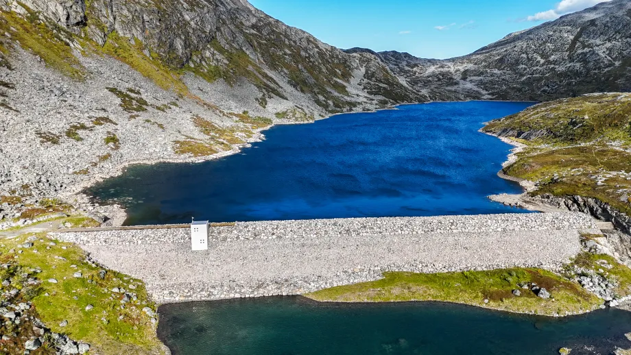 Drikkevannskilde på fjellet med dam