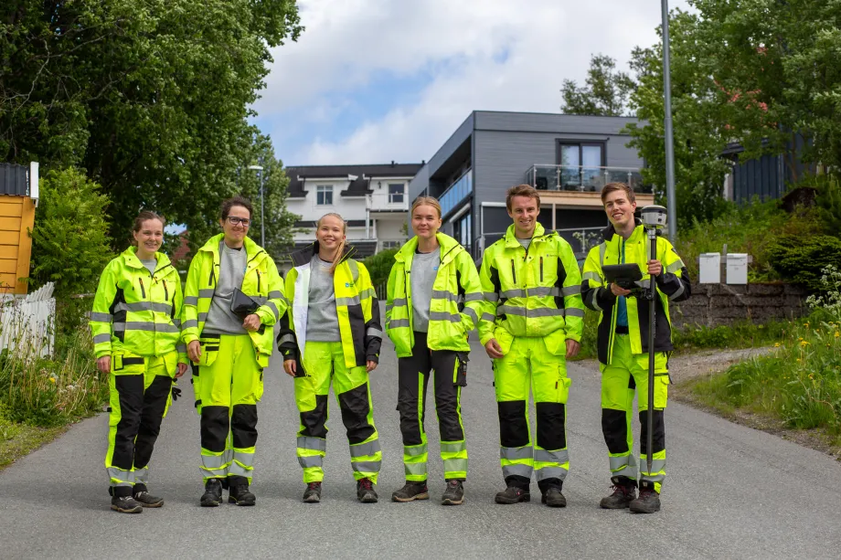 Viser seks ingeniørstudenter på befaring i Tromsø-gate