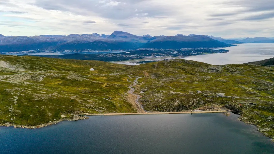 Dronebilde av Amundvatnet på Kvaløya