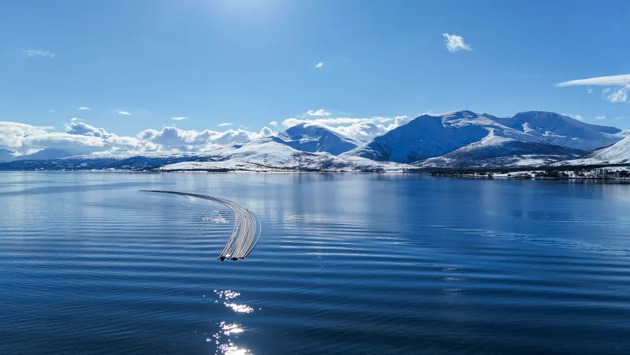 Dronefoto av forankrede sj&oslash;ledninger som flyter p&aring; havoverflaten.