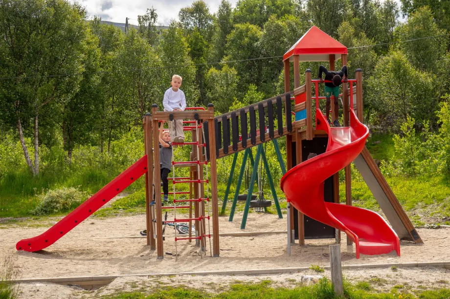 Barn som leker på sklie