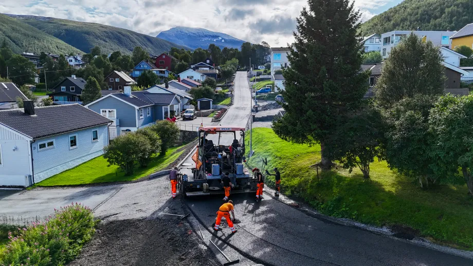 Asfaltarbeid i Skogvegen