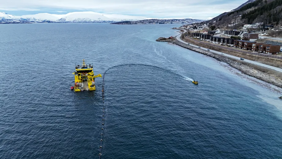Stor b&aring;t og liten b&aring;t som frakter sj&oslash;ledning til land