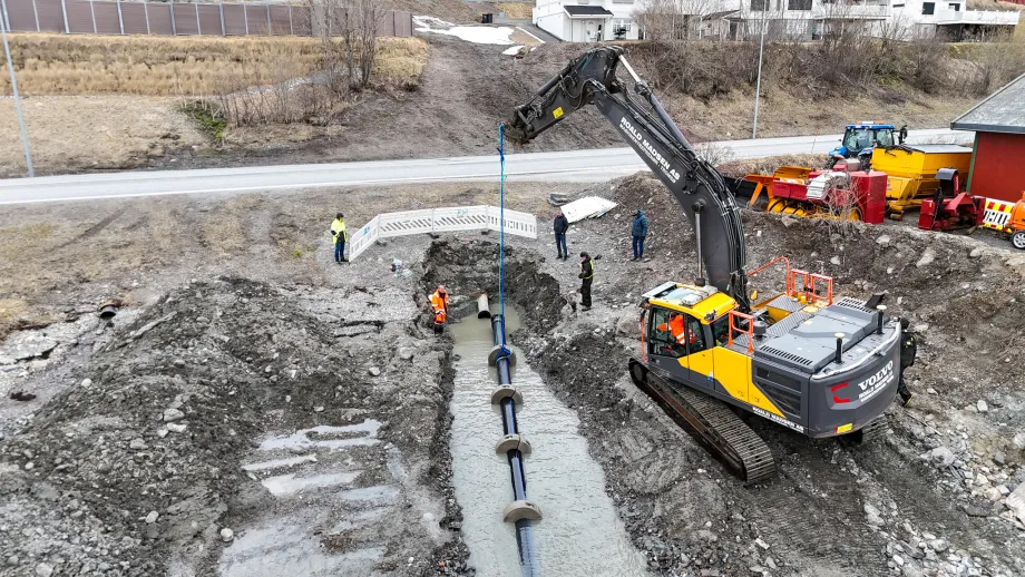 Sj&oslash;ledning l&oslash;ftes p&aring; plass i gr&oslash;ft med gravemaskin