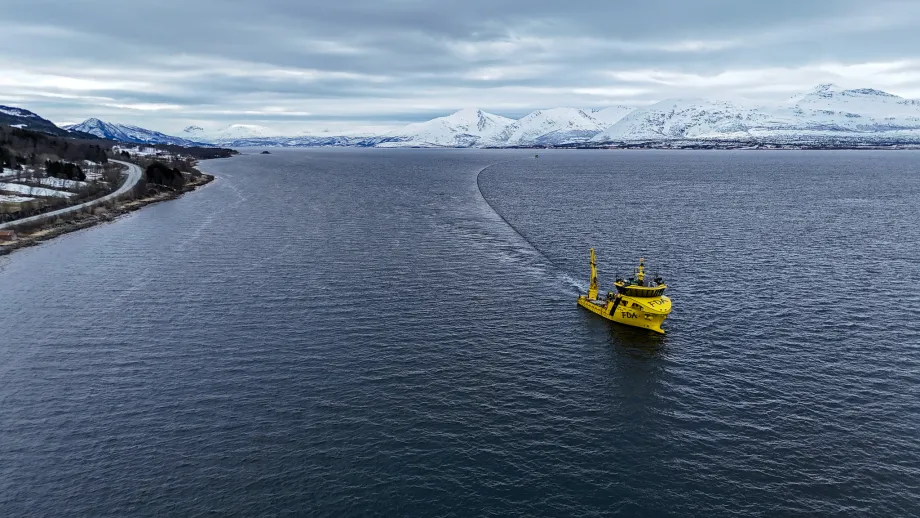 B&aring;t sleper sj&oslash;ledning p&aring; havoverflaten