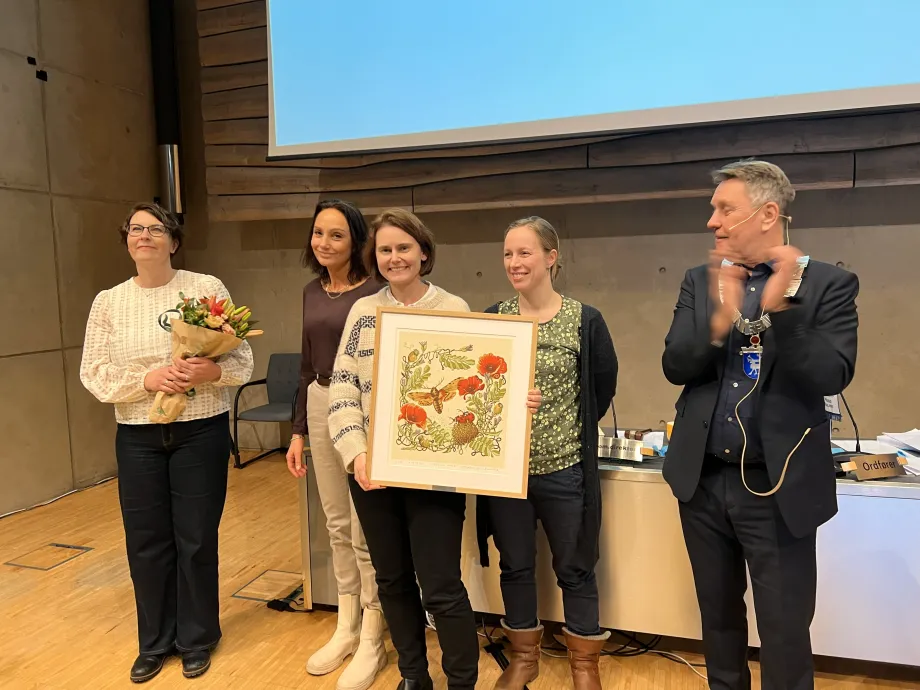 Medlemmer av Blues mothers fotograferes sammen med ordf&oslash;reren.