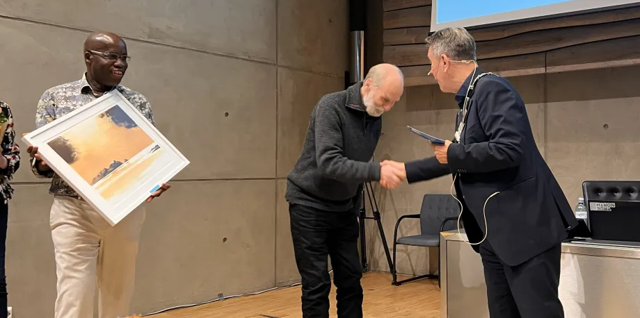 Gunnar Eldjarn takker ordf&oslash;reren med h&aring;ndhilsen for prisen han mottok.