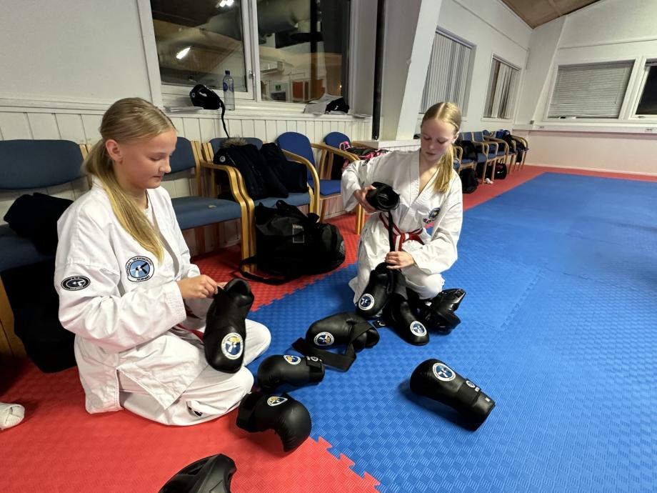 Bilde av to jenter i Tromsø Teakwon-Do-klubb.