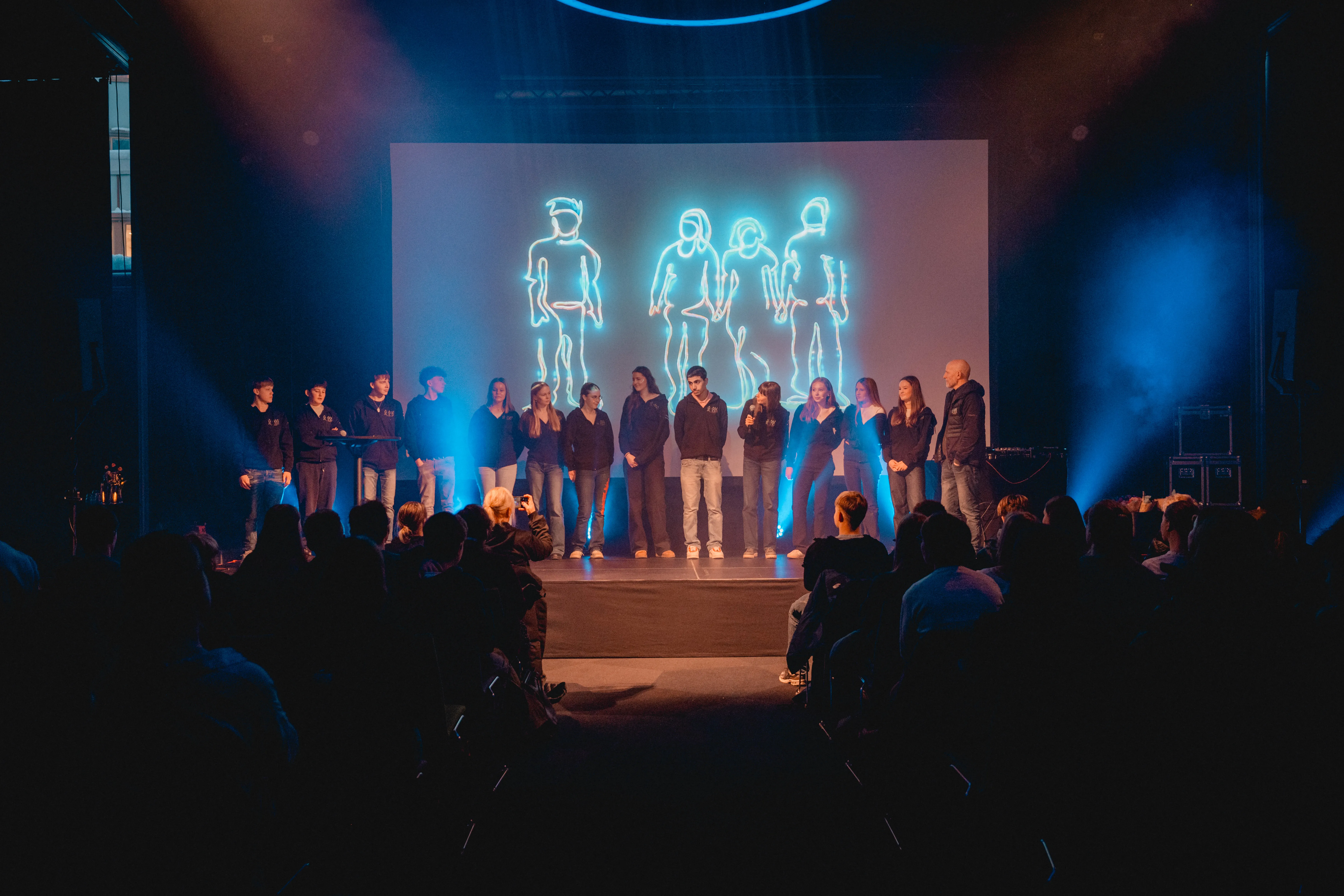 Bilde av 14 ungdommer p&aring; scenen under konferanse om utenforskap.