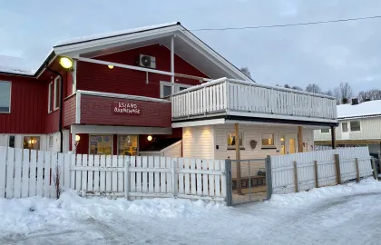 Åsland barnehage sett utenfra en skyet vinterdag