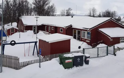 Amaliahaugen barnehage og uteomr&aring;de med husker og leket&aring;rn en sn&oslash;rik vinterdag 