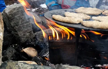 Bukkespranget naturbarnehage grilling av pølsebrød på bålpanne