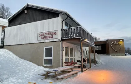 Charlottenlund barnehage sett utenfra en vinterdag med blå himmel