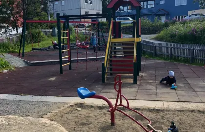 Ebeltoften familiebarnehage uteområde med klatretårn, husker og sandkasser