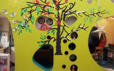 Lekeomr&aring;de med klatrevegg i Elvestrand barnehage