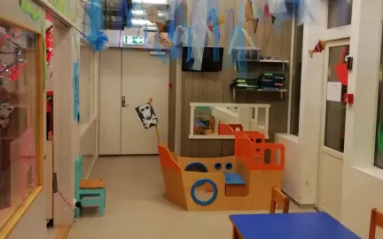 Lekeomr&aring;det inne med sj&oslash;r&oslash;verb&aring;t i tre i Elvestrand barnehage 