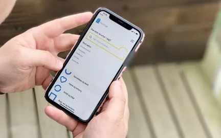 Illustrasjonsfoto med mobil som viser nettsidene.