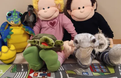 Flere kosedyr i tøy som sitter på gulvet i Kanutten barnehage 