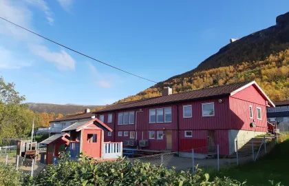 Kanutten barnehage sett utenfra en sommerdag med blå himmel