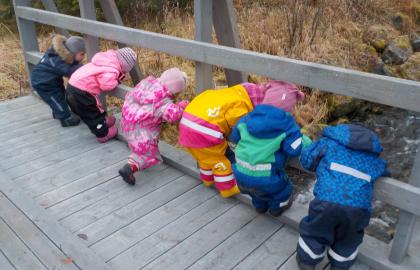 Kattfjord barnehage barn på bro