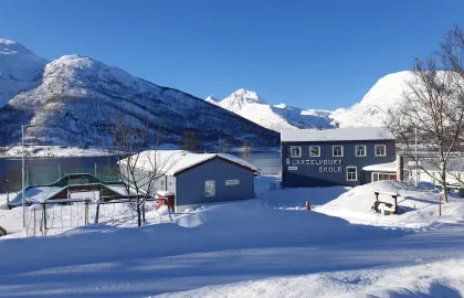 Lakselvbukt skole vinter