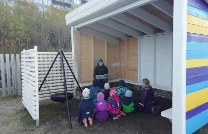 Lunheim barnehage har lesestund i gapahuken