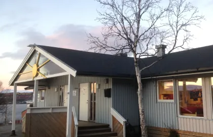 Lunheim barnehage sett utenfra en sommerdag med blå himmel og skyer