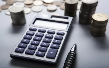 Illustrasjonsfoto av penger og kalkulator
