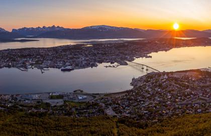 Oversiktsbilde av Tromsø i midnattsol