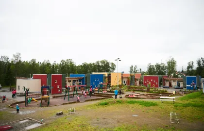 Sorgenfri barnehage uteområdet med husker, sandkasser og grønt gress en sommerdag