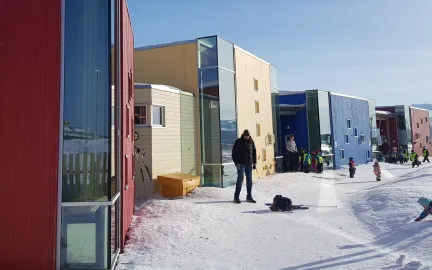 Storvollen barnehages uteomr&aring;de sett utenfra en vinterdag med sn&oslash; og bl&aring; himmel