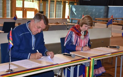 Troms&oslash;ordf&oslash;rer Gunnar Wilhelmsen og sametingspresident Aili Keskitalo underskrev den 18. juni 2021 ny samarbeidsavtale mellom Troms&oslash; kommune og Sametinget. Avtaleinng&aring;elsen fant sted p&aring; Sametinget i Karasjok.