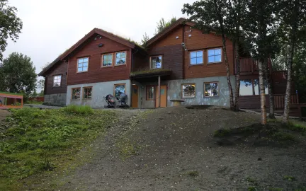 Kulturbarnehagen sett utenfra med skogen rundt en sommerdag