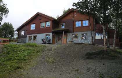 Kulturbarnehagen sett utenfra med skogen rundt en sommerdag