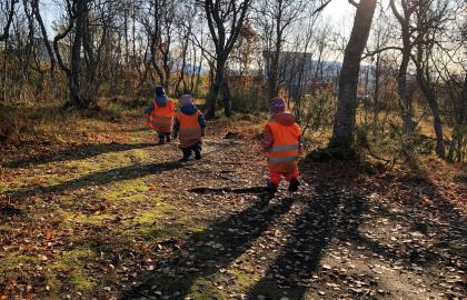 Norlandia friluftsbarnehage på tur i skogen