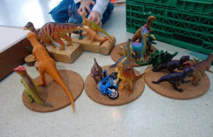 Dinosaurdyr i plast i lekeområdet inne i Norrøna barnehage