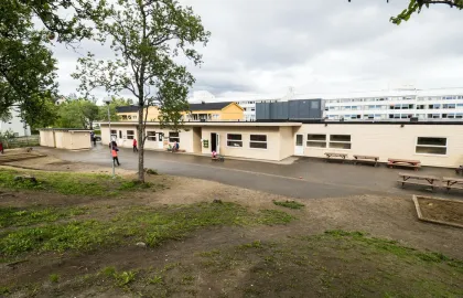 Prestvannet studentbarnehage sett utenfra en sommerdag